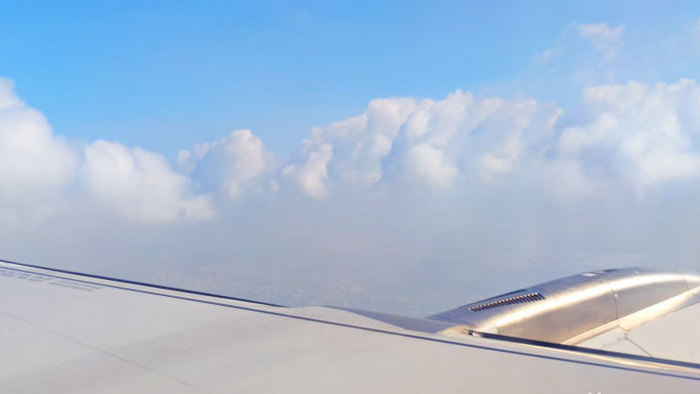 4K实拍飞机客窗外景穿越云层蓝天白云