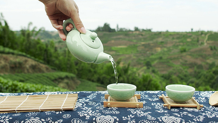 4k实拍茶山泡茶倒茶