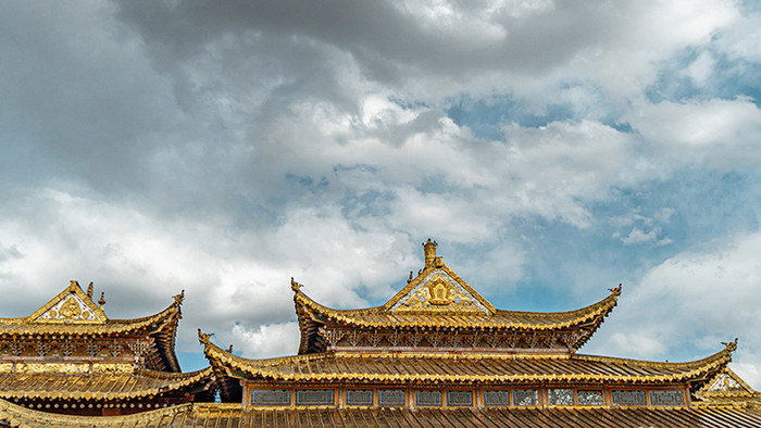 4k藏族寺庙屋顶屋檐云层流动延时
