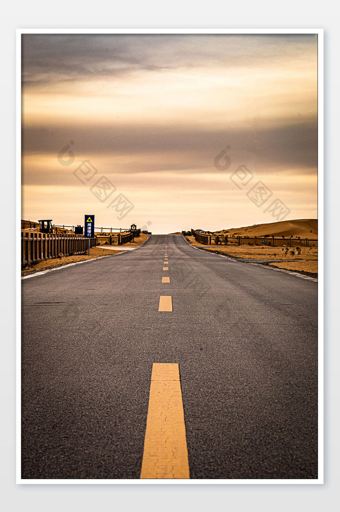 大气夕阳下的腾格里沙漠公路