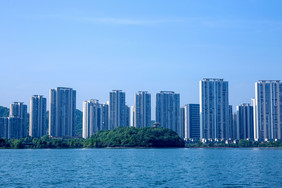 夏风景优美的城市建筑群