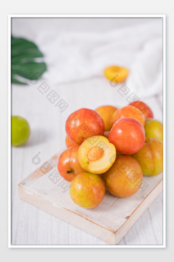 夏季水果新鲜李子鲜果摄影图