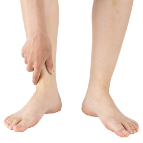 人体脚部关节疼痛摄影图