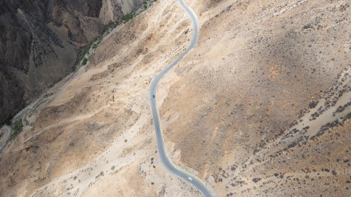 4K航拍车辆行驶在峡谷陡峭山路