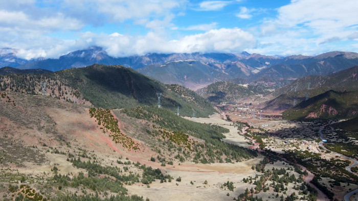 4K航拍西藏昌都拉乌山红壤山地