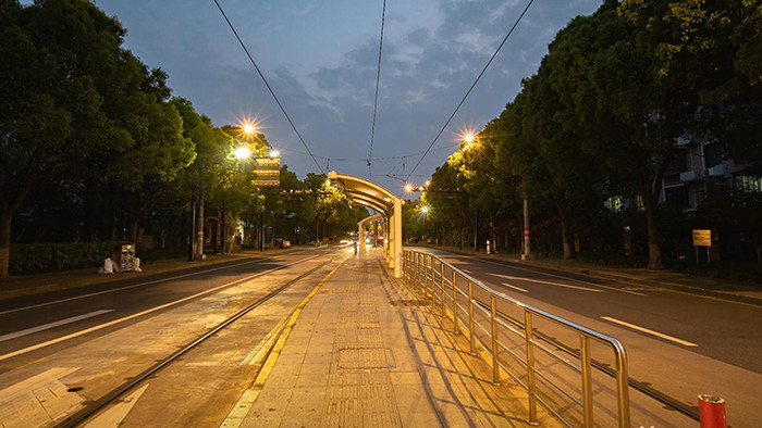 8k上海有轨电车公交车站夜景道路马路延时