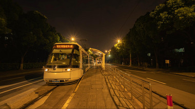 8k上海有轨电车公交车站夜景道路马路延时