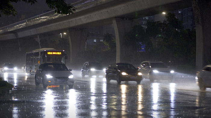 城市下雨天马路街道车流