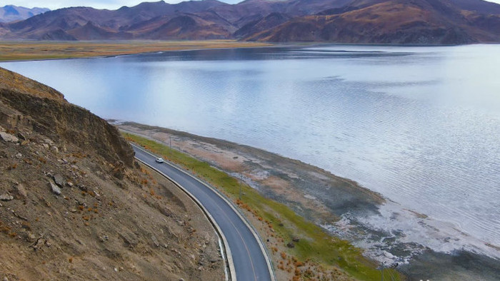 风景高原湖水边最美自驾公路4k航拍