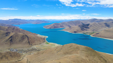 地标羊湖碧水蓝天自然风景4K航拍