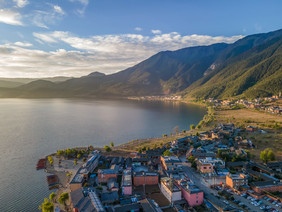 航拍云南泸沽湖大洛水村摄影图片