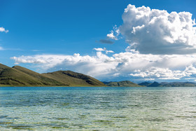 西藏羊湖湖光山色
