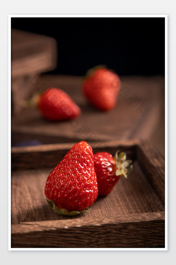 酸甜草莓水果暗调风格背景图片图片