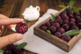 手拿一颗杨梅中式