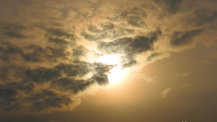 自然天气雨后天晴太阳穿过乌云延时视频