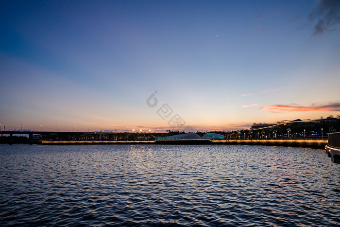 黄昏城市建筑海岸海景摄影图图片