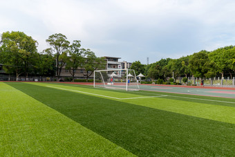 大學足球場片體育場農民工足球場澆水灌溉修剪農民工足球場澆水灌溉