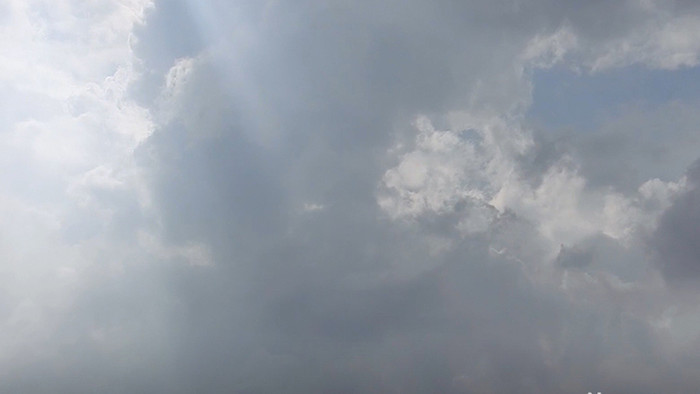 自然天气阳光穿过涌动云层延时素材