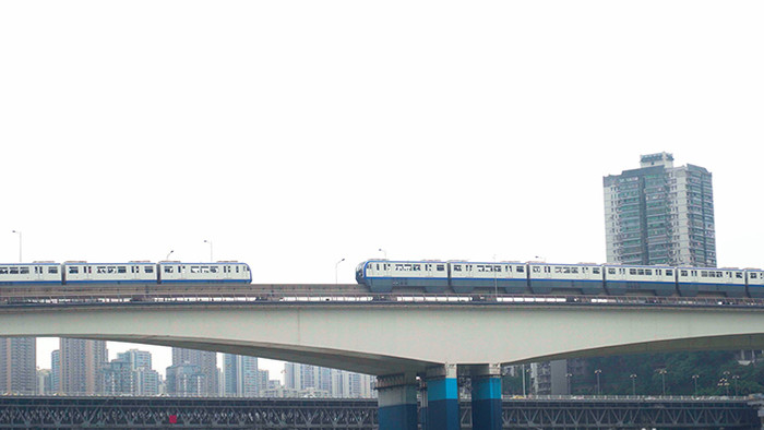 重庆城市简约轻轨行驶在桥梁实拍视频素材