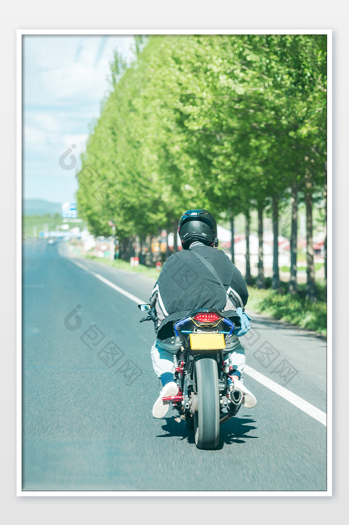 夏日公路上骑摩托车的路人