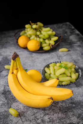 新鲜水果香蕉提子摄影图