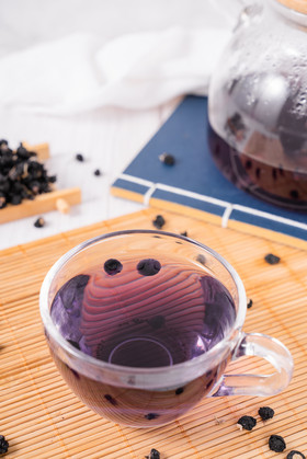 黑枸杞茶茶饮饮品泡茶摄影图