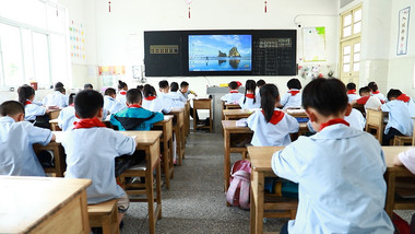 人文实用希望小学学生上自习课实拍