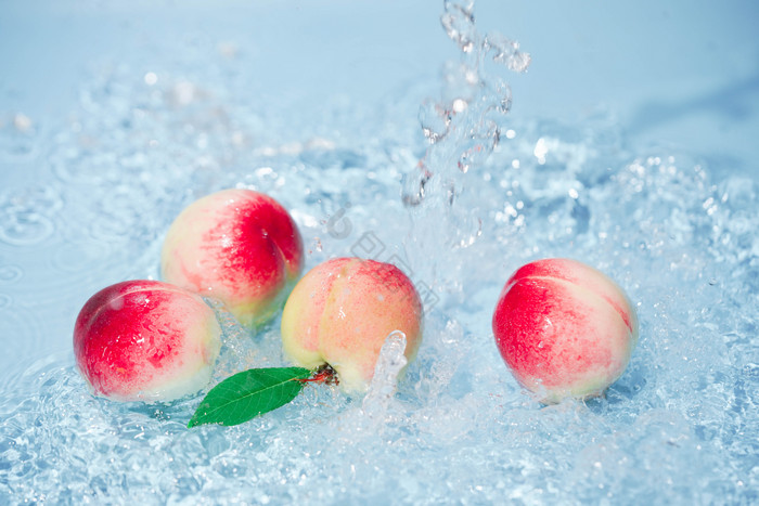夏季水中的桃子水果图片