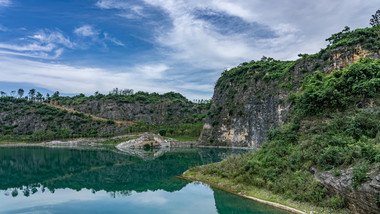 自然大气碧绿湖水青山蓝天白云风光延时