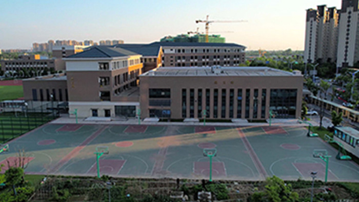 大气学校篮球场教学楼校园环境4K航拍
