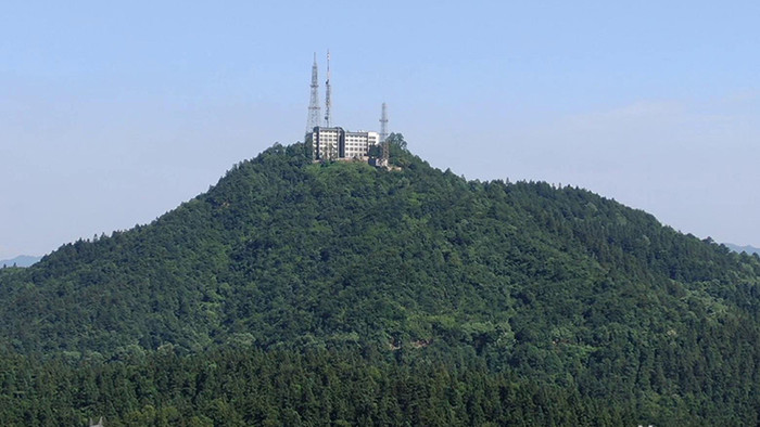 湖南湘西大山山顶上的5G信号塔航拍视频
