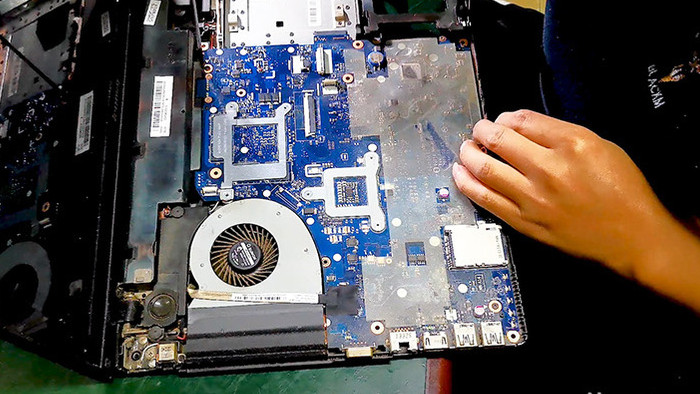 电子产品维修员维修电脑