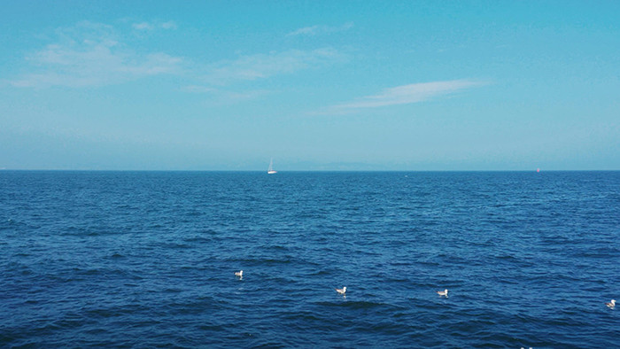 自然风景唯美大海海水海上轮船海边风光实拍