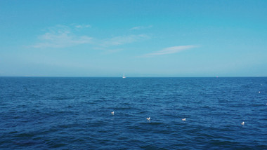 自然风景唯美大海海水海上轮船海边风光实拍