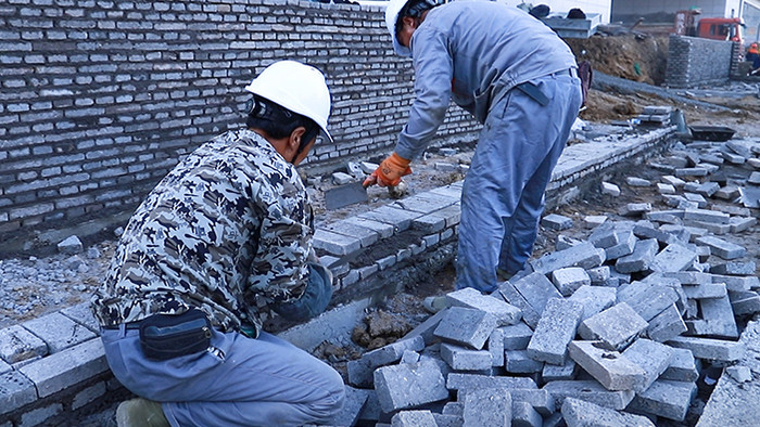 行业职业泥水匠瓦工用水泥砌墙实拍
