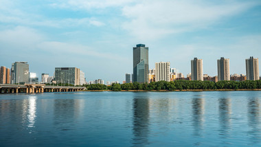 城市风景唯美沈阳浑河风光蓝天白云延时