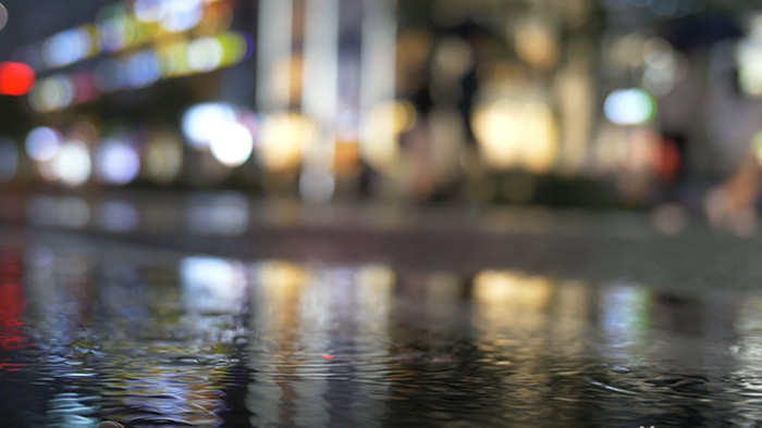 城市简约清新城市雨夜脚步车轮升格实拍素材