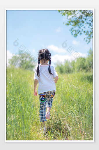 夏日儿童蓝天草地盛夏摄影图图片