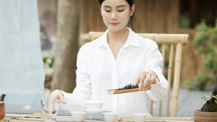 简约中国风古风美女微风打坐醒茶