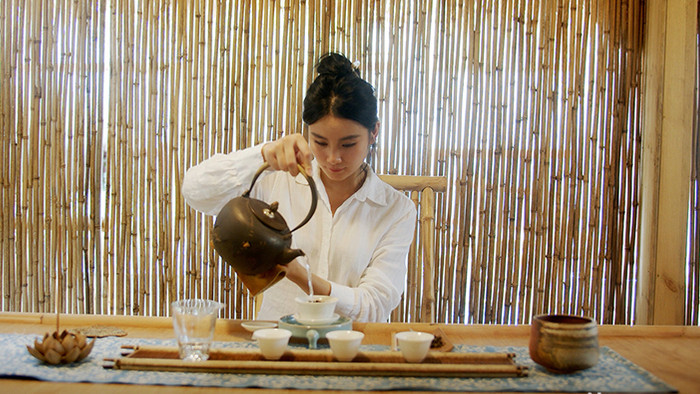 简约中国风美女优雅专注铜壶泡茶茶台