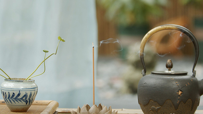 中国风文艺古风茶桌上燃烧的檀香实拍