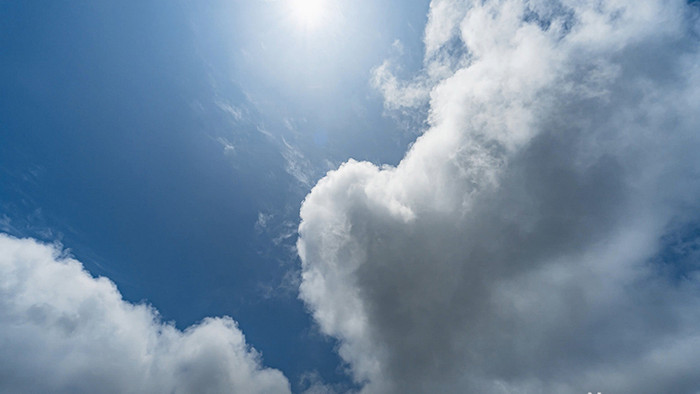 自然壮丽夏季晴空万里天空云层快速流动延时