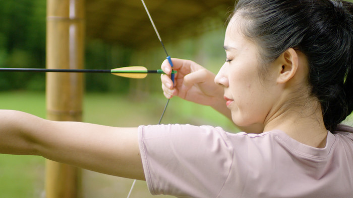 户外女子拉弓射箭瞄准特写实拍mp4格式【视频下载】