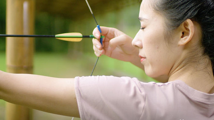 户外女子拉弓射箭瞄准特写实拍