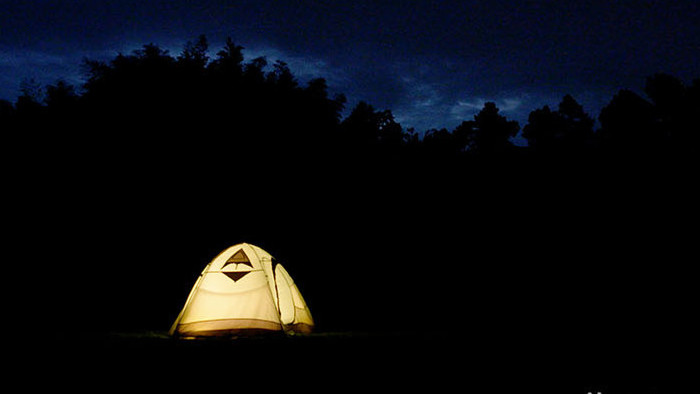 深夜户外灯火通明的帐篷实拍