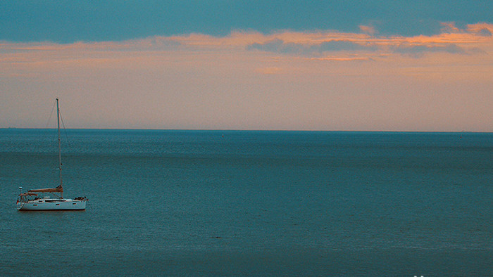 孤独晚霞海边里孤独小船飘摇视频素材