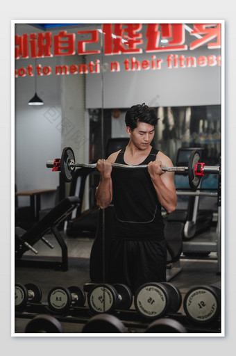 男生健身房举重锻炼摄影照片图片
