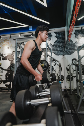 健身房跑步健身照片男女生健身房跑步机休息片男生健身房举哑铃锻炼片