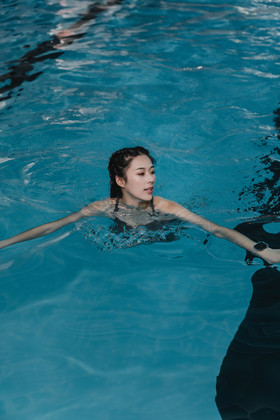 女生游泳片女生拳击片女生射箭片阅读学习女生图片女生健身房拉伸片