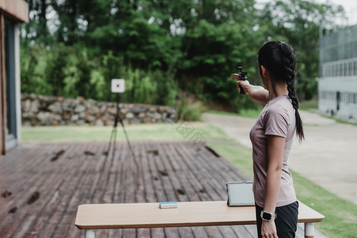 女生光电射击摄影图片